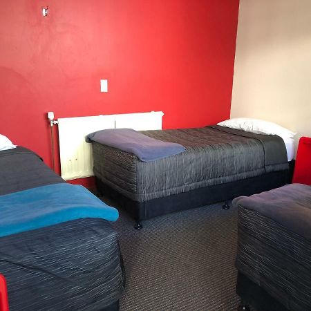 Stewart Island Backpackers Hostel Half-moon Bay Екстериор снимка