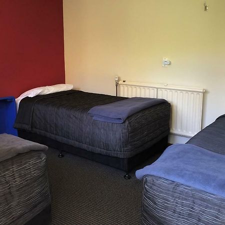 Stewart Island Backpackers Hostel Half-moon Bay Екстериор снимка