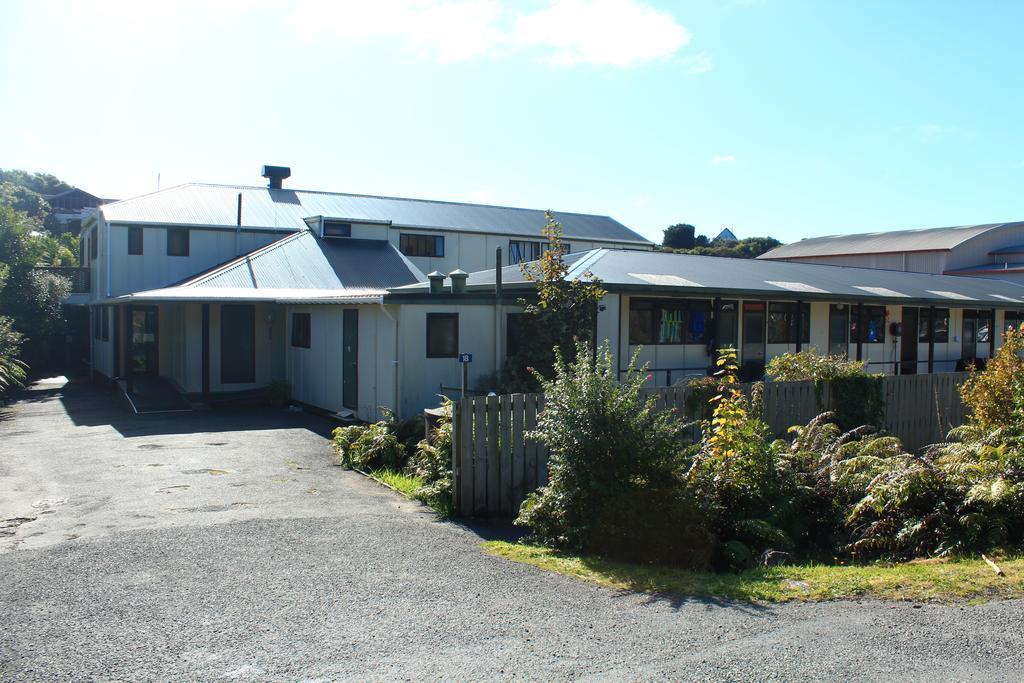 Stewart Island Backpackers Hostel Half-moon Bay Екстериор снимка