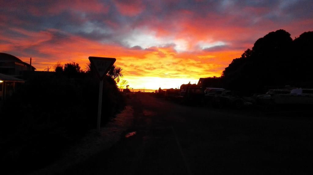 Stewart Island Backpackers Hostel Half-moon Bay Екстериор снимка