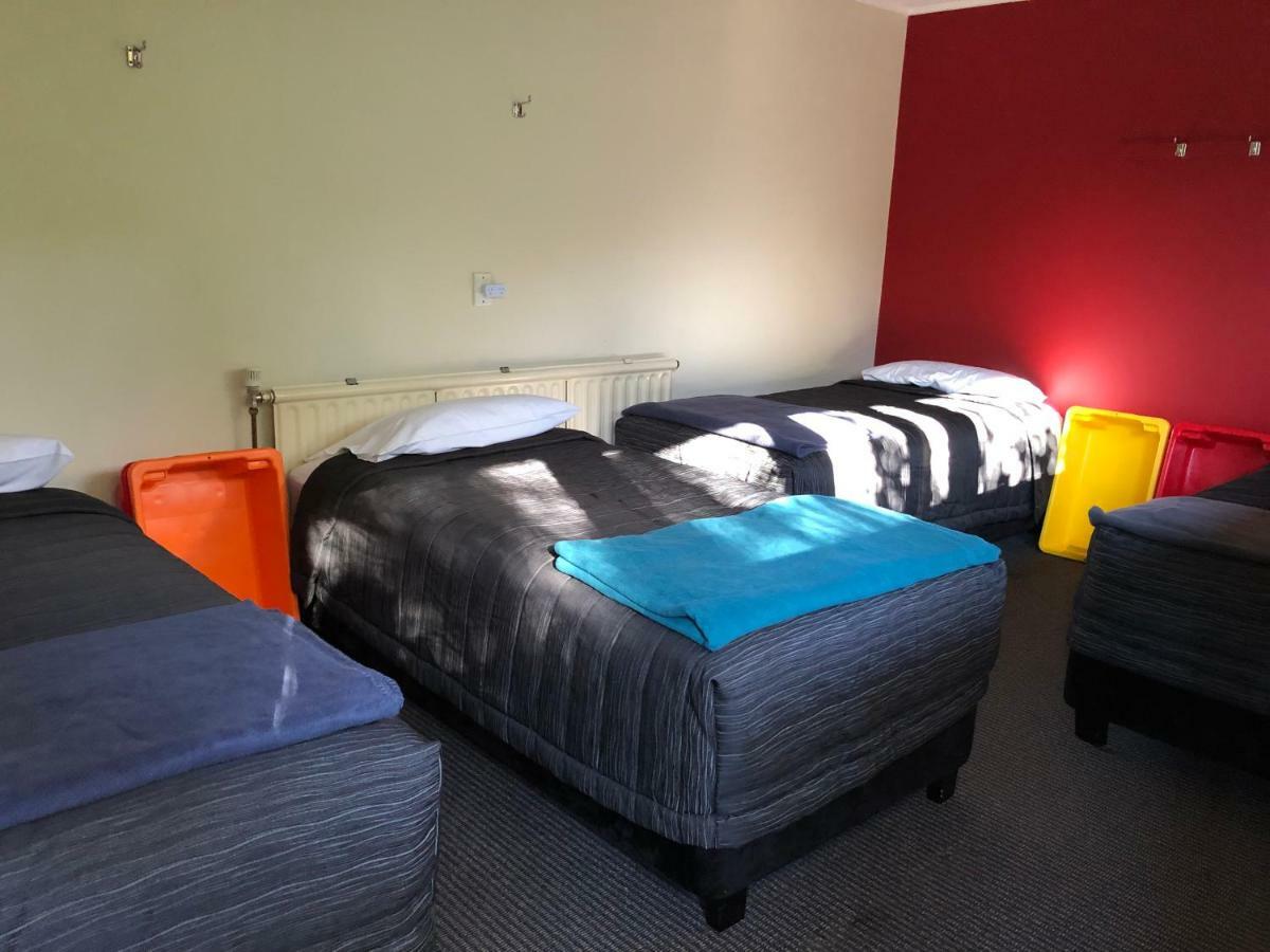 Stewart Island Backpackers Hostel Half-moon Bay Екстериор снимка