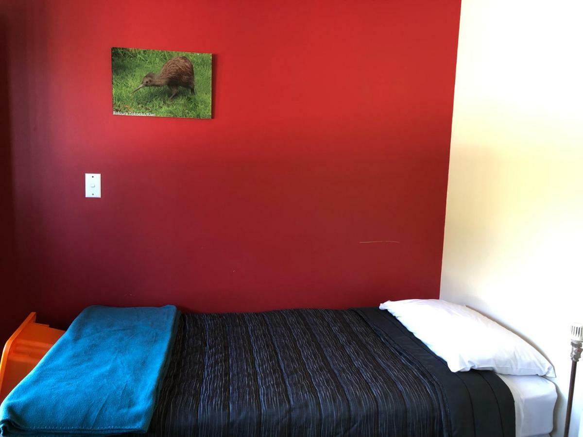 Stewart Island Backpackers Hostel Half-moon Bay Екстериор снимка