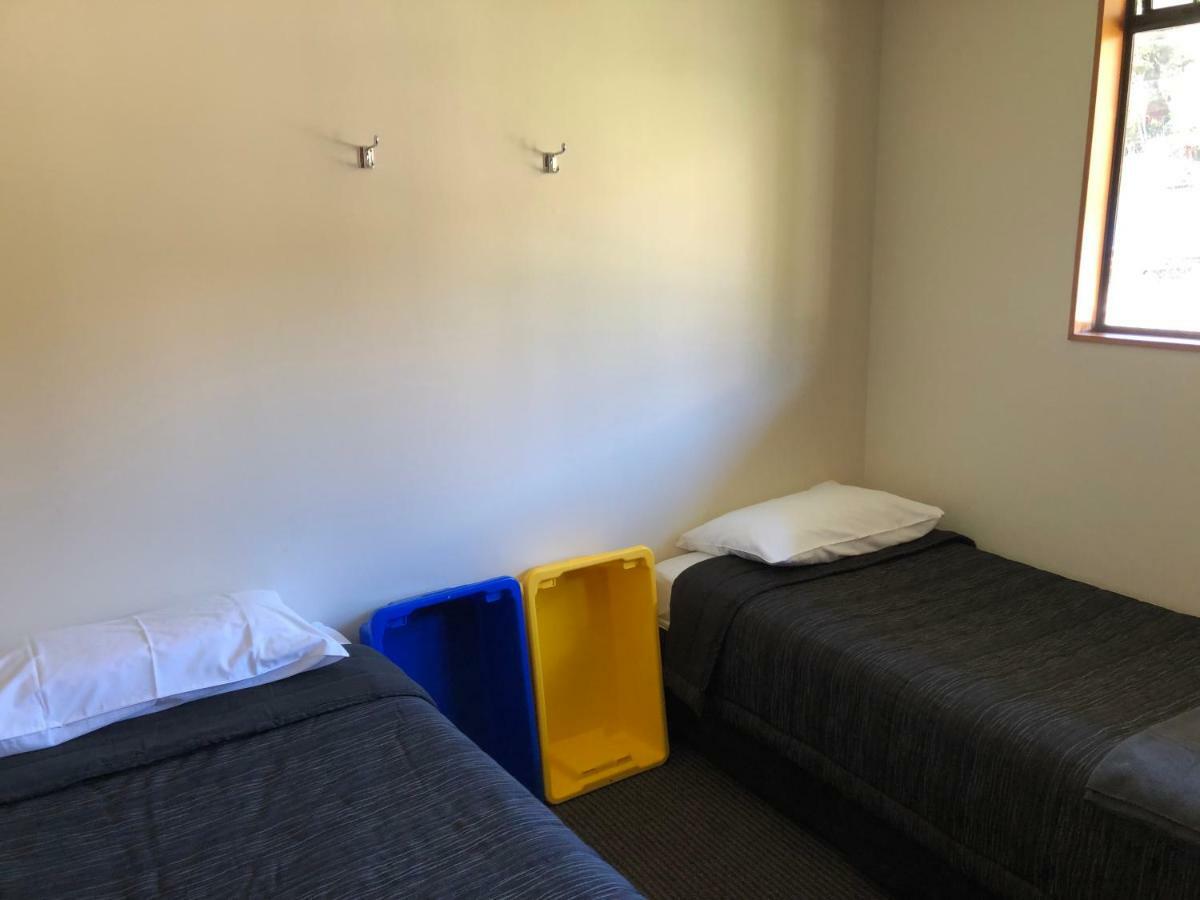 Stewart Island Backpackers Hostel Half-moon Bay Екстериор снимка