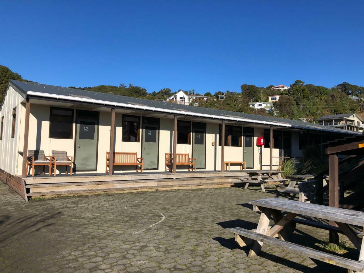 Stewart Island Backpackers Hostel Half-moon Bay Екстериор снимка