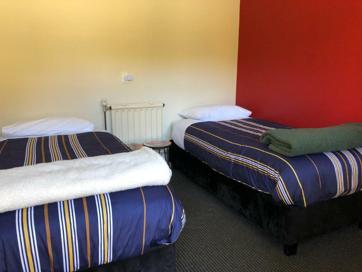 Stewart Island Backpackers Hostel Half-moon Bay Екстериор снимка