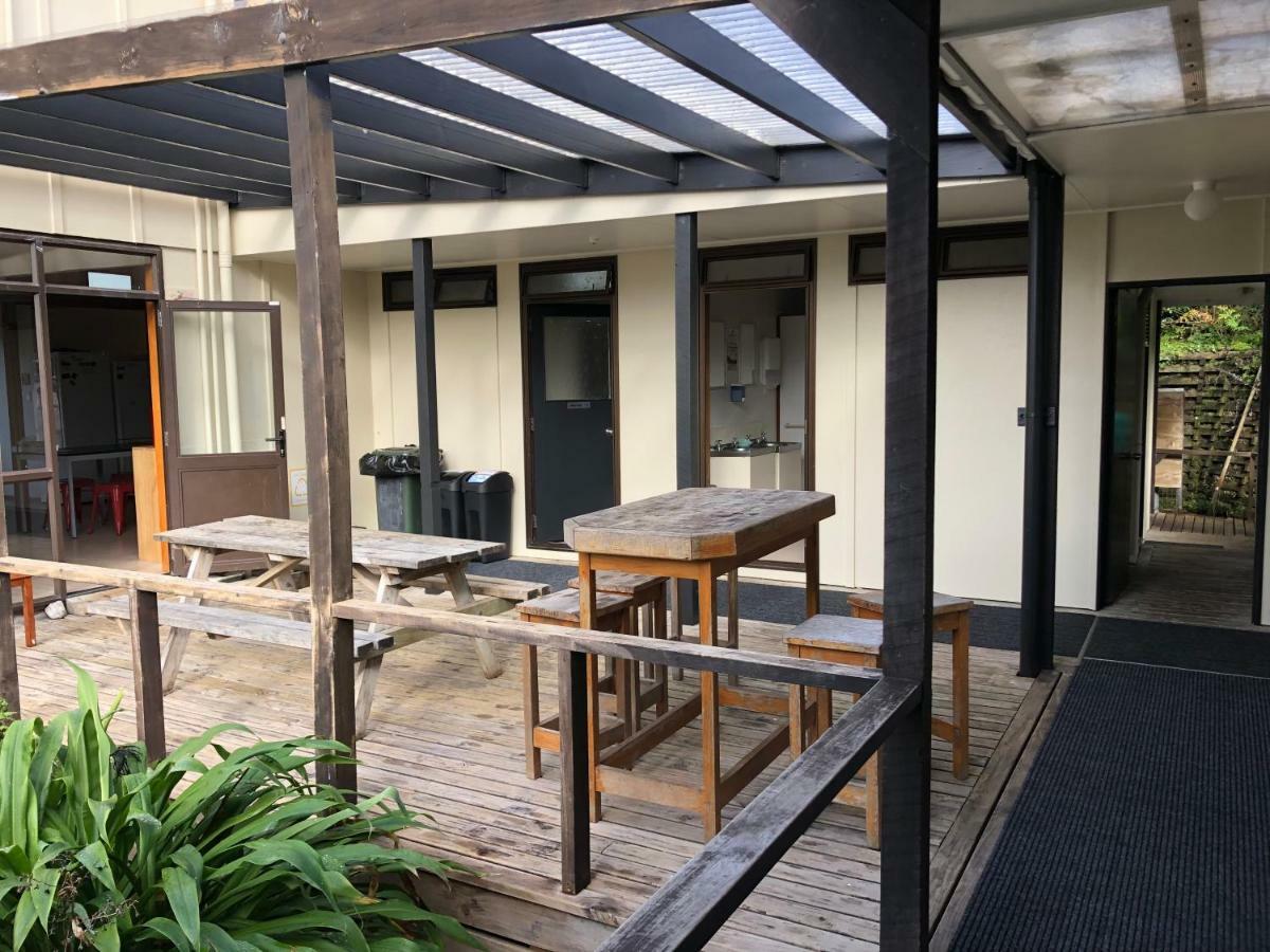 Stewart Island Backpackers Hostel Half-moon Bay Екстериор снимка