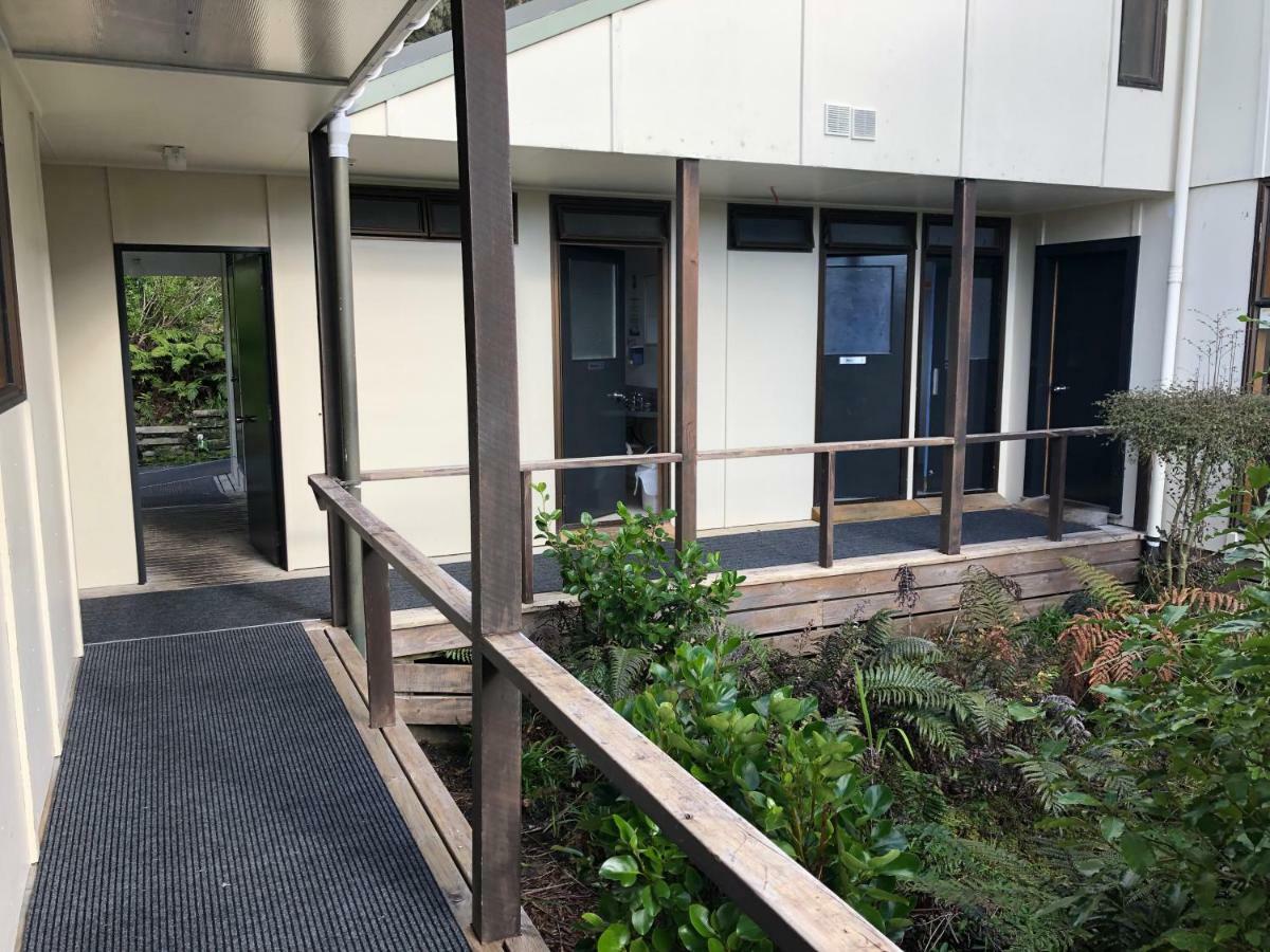 Stewart Island Backpackers Hostel Half-moon Bay Екстериор снимка
