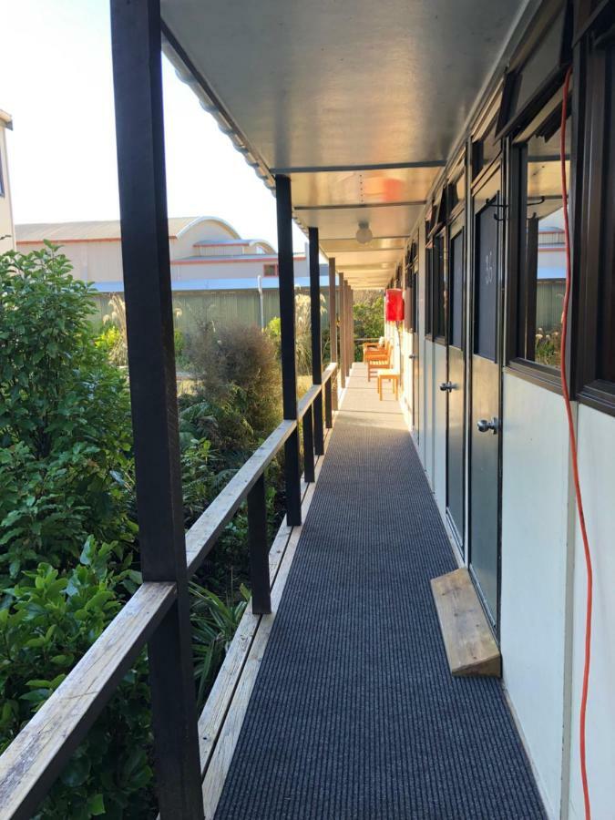 Stewart Island Backpackers Hostel Half-moon Bay Екстериор снимка