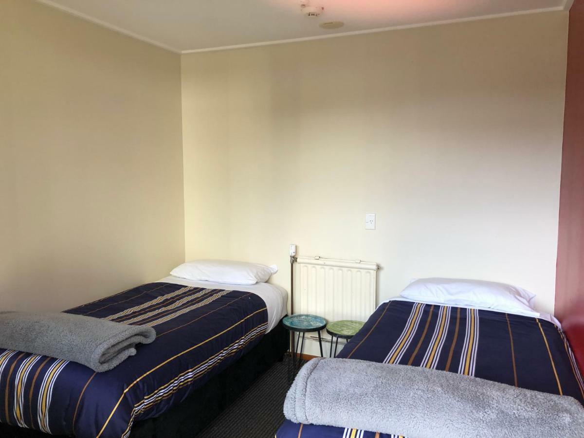 Stewart Island Backpackers Hostel Half-moon Bay Екстериор снимка
