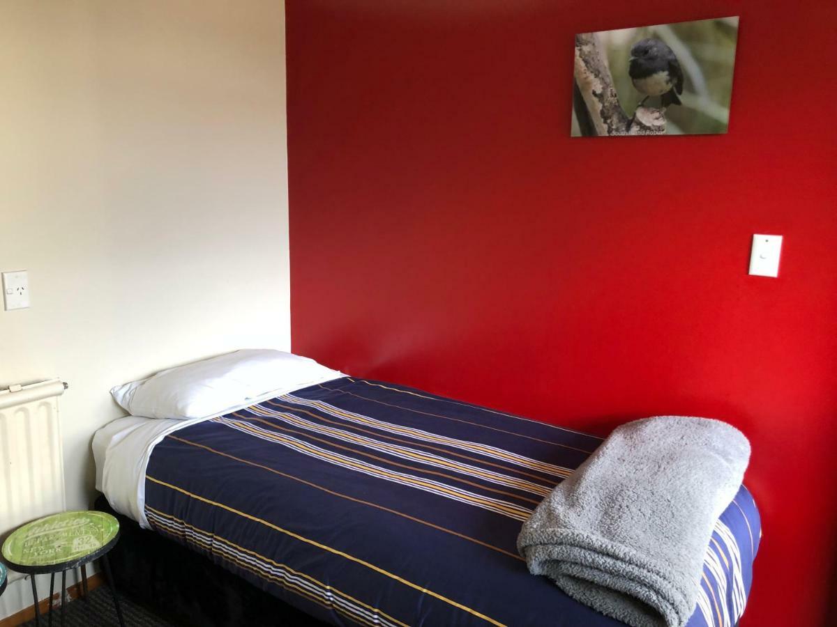 Stewart Island Backpackers Hostel Half-moon Bay Екстериор снимка