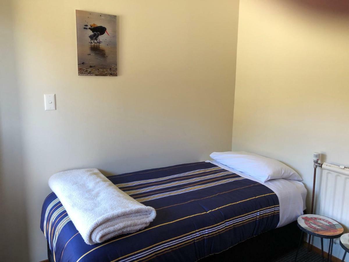 Stewart Island Backpackers Hostel Half-moon Bay Екстериор снимка