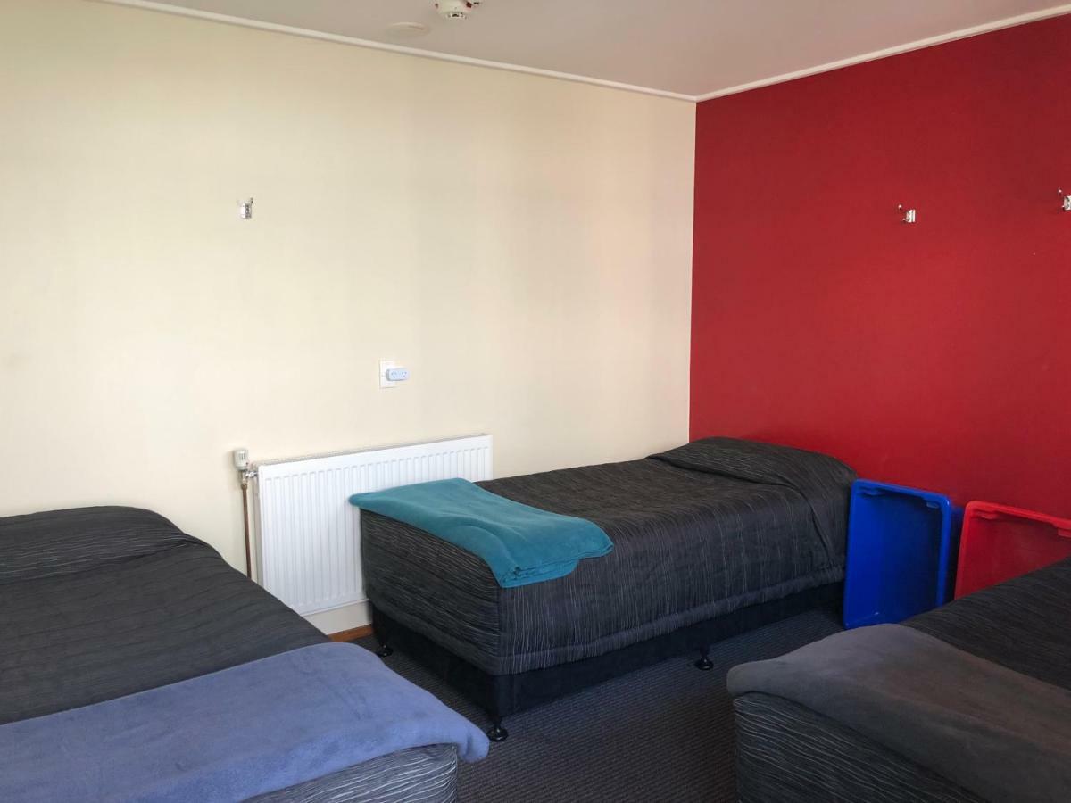 Stewart Island Backpackers Hostel Half-moon Bay Екстериор снимка