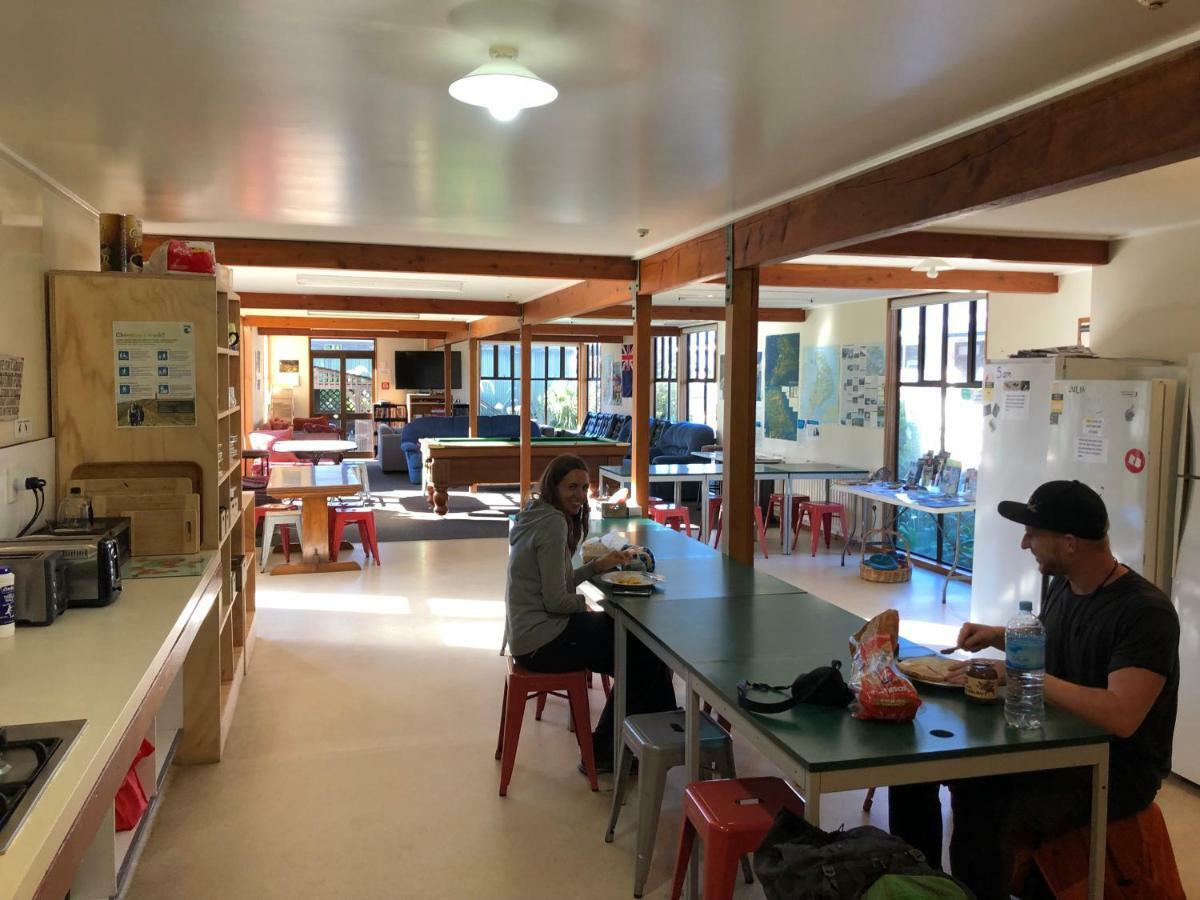 Stewart Island Backpackers Hostel Half-moon Bay Екстериор снимка